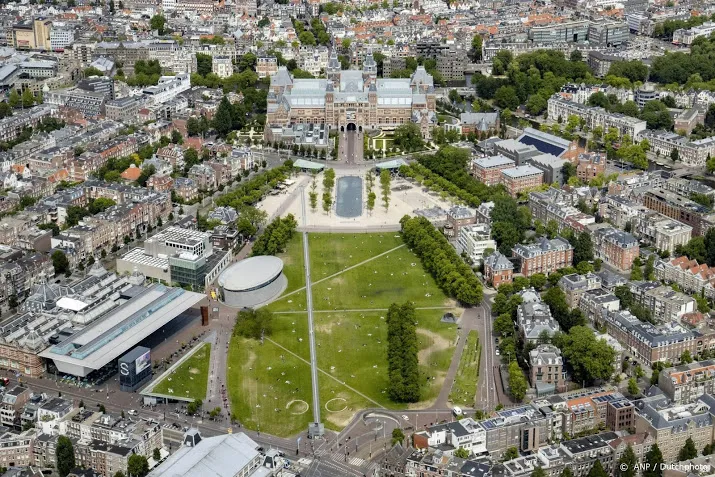 amsterdamse museumplein krijgt na twintig jaar nieuwe grasmat