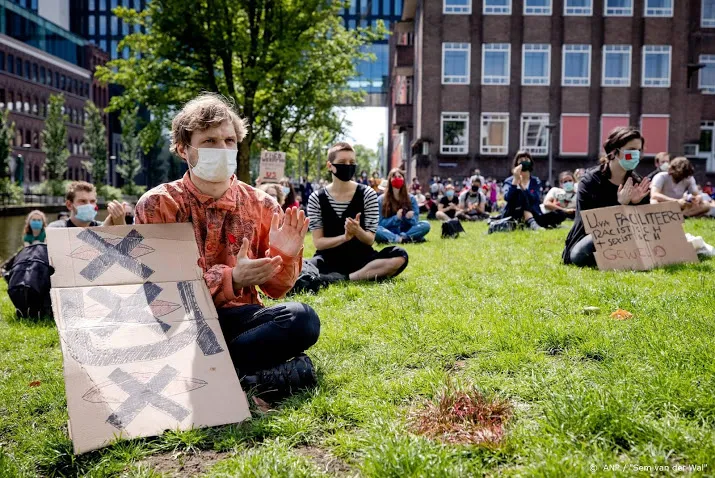 amsterdamse studenten demonstreren tegen seksuele intimidatie