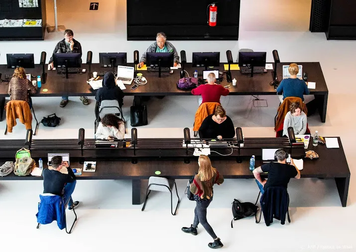 amsterdamse studenten demonstreren voor fysiek onderwijs