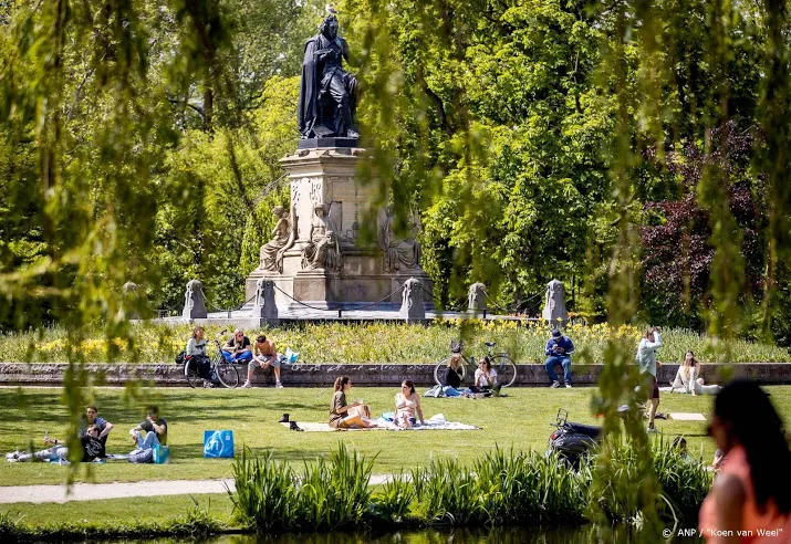 amsterdamse vondelpark beperkt toegankelijk wegens drukte