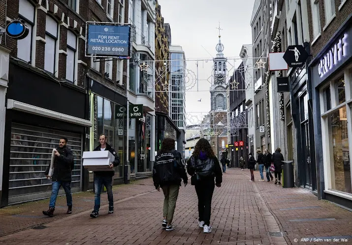 andere openingstijden en banenmarkten winkels smeken om personeel
