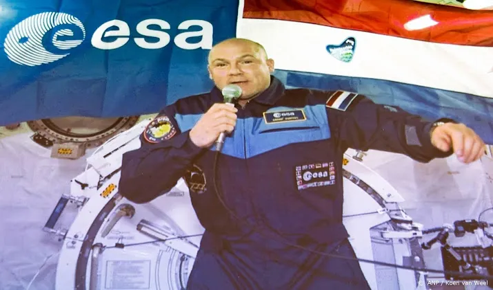 andre kuipers schenkt vlag die mee ging naar iss aan rijksmuseum
