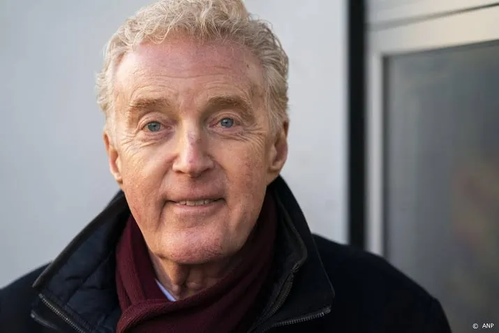 andre van duin spreekt op de dam tijdens dodenherdenking