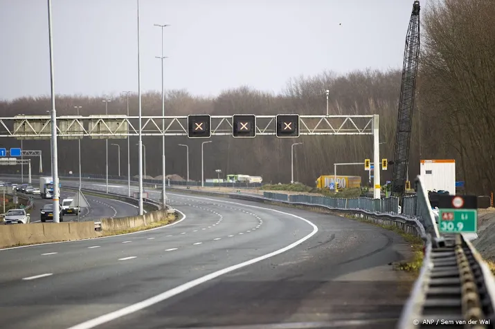 anwb en rijkswaterstaat waarschuwen voor hinder op weg door storm