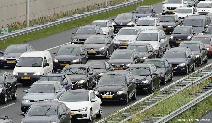 anwb meldt al file bij arnhem naar duitsland door grenscontroles