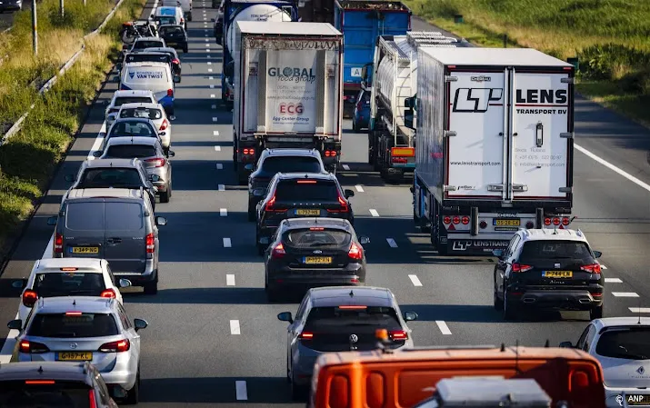 anwb mensen gaan op vakantie vrijdagmiddag druk op de weg