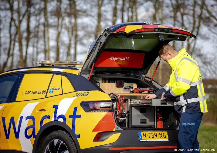 anwb stuurt hulpverleners naar gardameer om autos te repareren