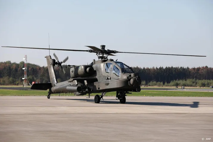 apache helikopter maakt voorzorgslanding in elburg