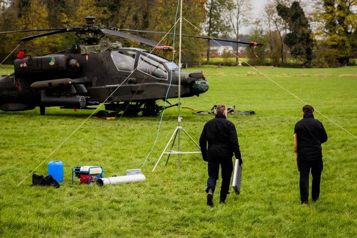apachevlieger zag draden over het hoofd