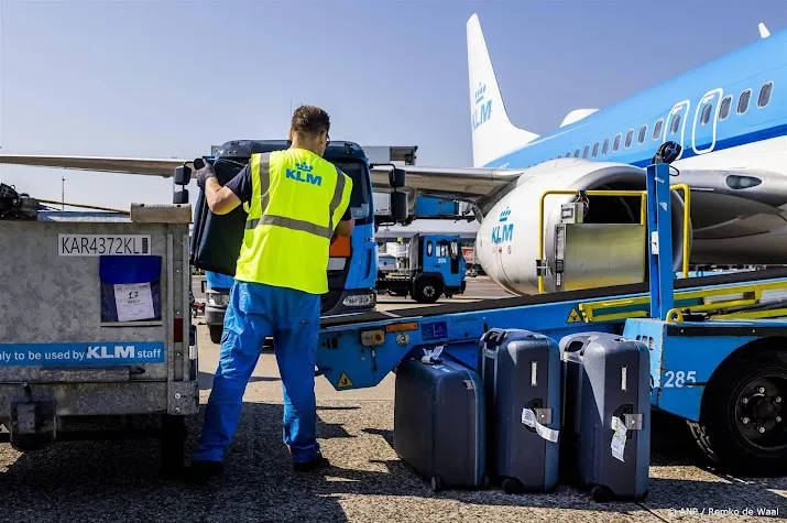arbeidsinspectie dreigt bagagebedrijven schiphol met nieuwe boete