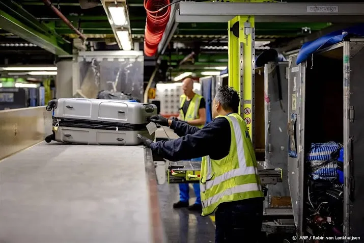 arbeidsinspectie grijpt in bij bagageafhandelaars op schiphol
