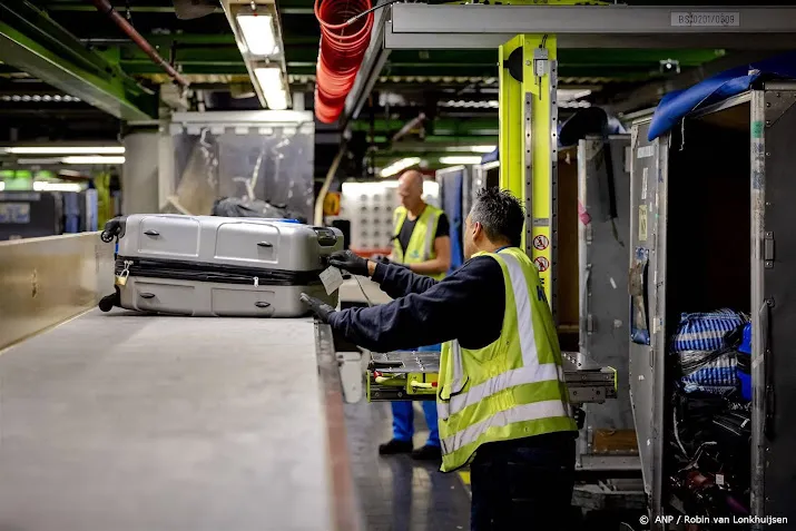 arbeidsinspectie grijpt in bij bagageafhandelaars op schiphol