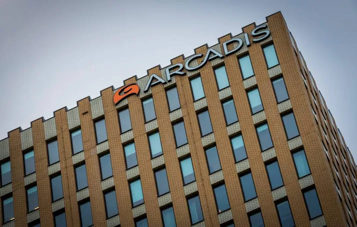 arcadis onderuit op damrak