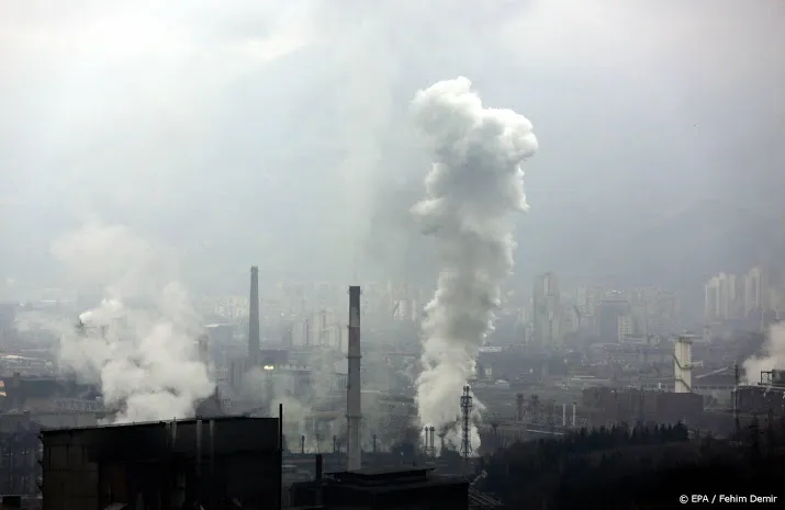 arcelormittal schroeft productie verder terug