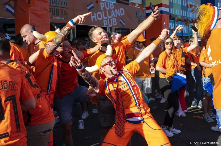 arena loopt langzaam vol voor openingsduel oranje op ek