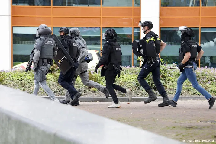 arrestatieteams rennen erasmus mc in na schietincident
