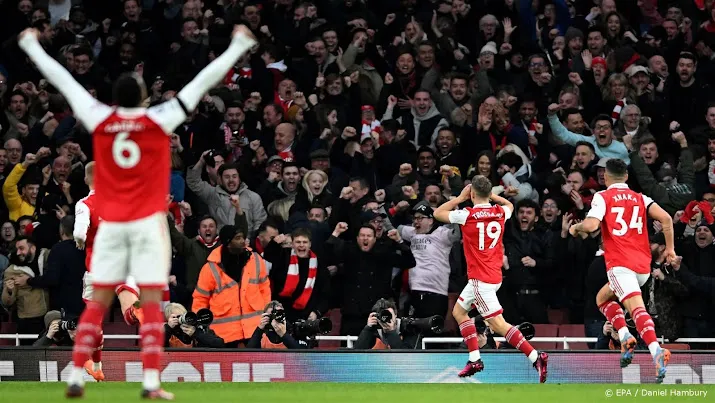 arsenal boekt eenvoudige zege bij fulham gelijkspel manunited