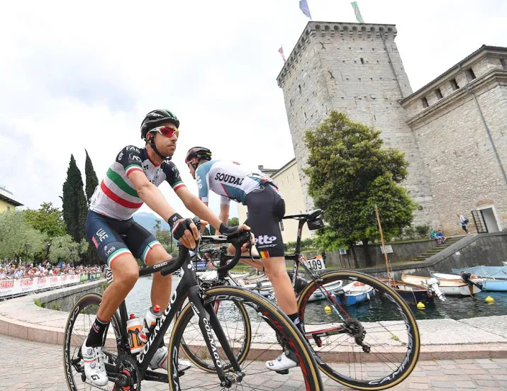 aru stapt af in giro