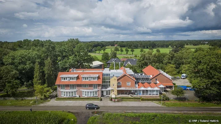 asielhotel albergen mag van rechter doorgaan