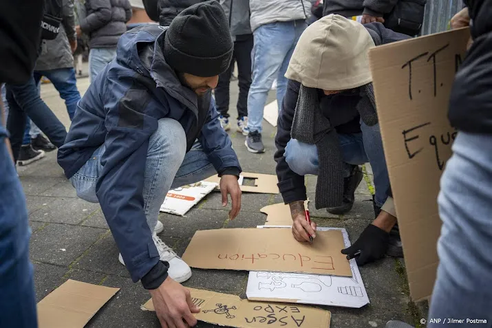 asielzoekers demonstreren in amsterdam tegen trage procedure