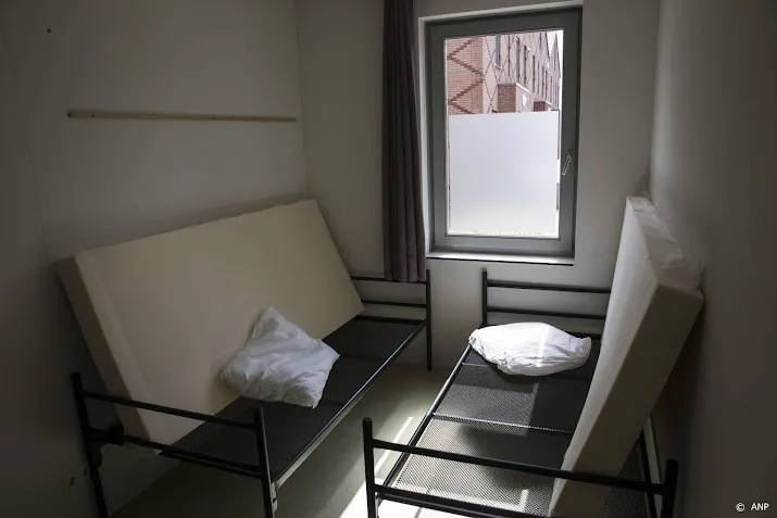 asielzoekers slapen opnieuw op stoelen en veldbedden in ter apel