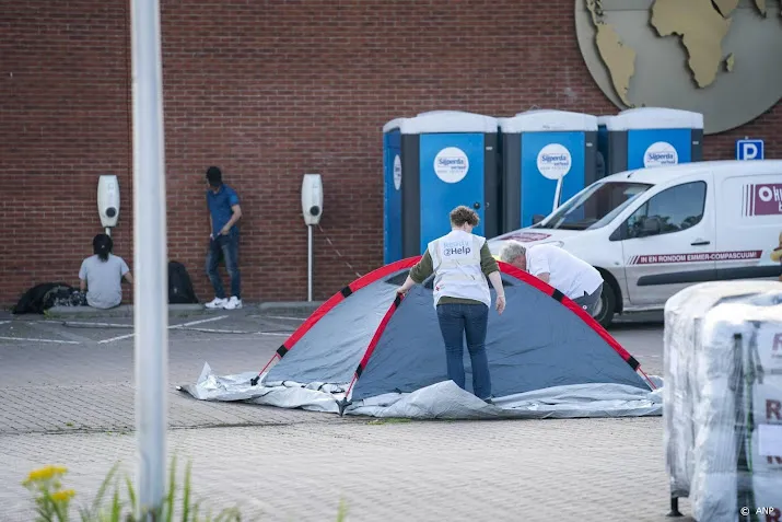 asielzoekers slapen weer op stoelen en in tenten in ter apel