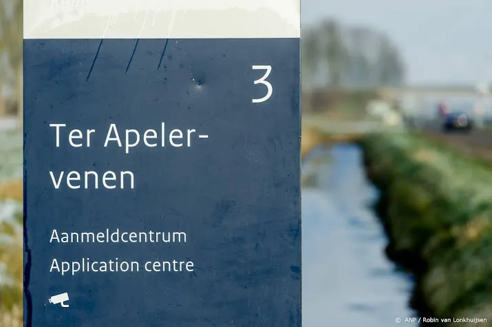 asielzoekers slapen weer op stoelen in aanmeldcentrum ter apel
