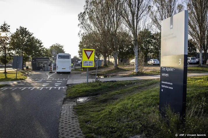 asielzoekers ter apel slapen voor vierde nacht op veldbedden