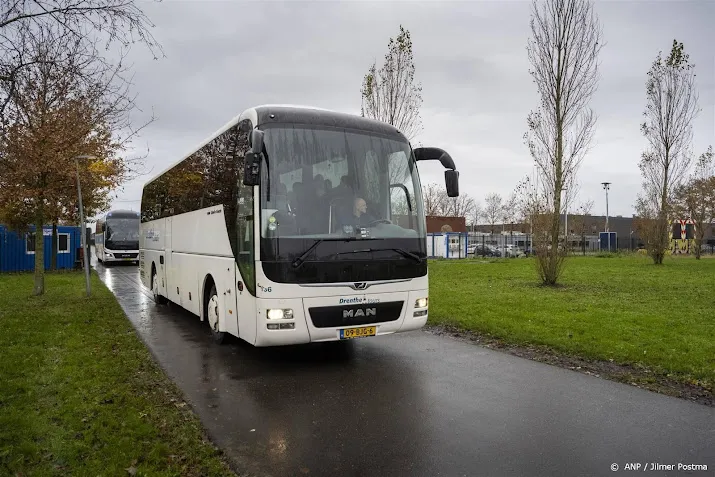 asielzoekers uit ter apel aangekomen in den haag voor spoedopvang