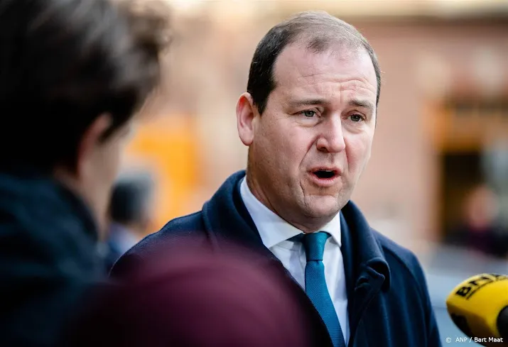 asscher wil verlenging eu status oekrainers tot wederopbouw