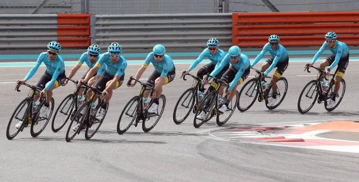 astana neemt verkeersregelaar mee in tour