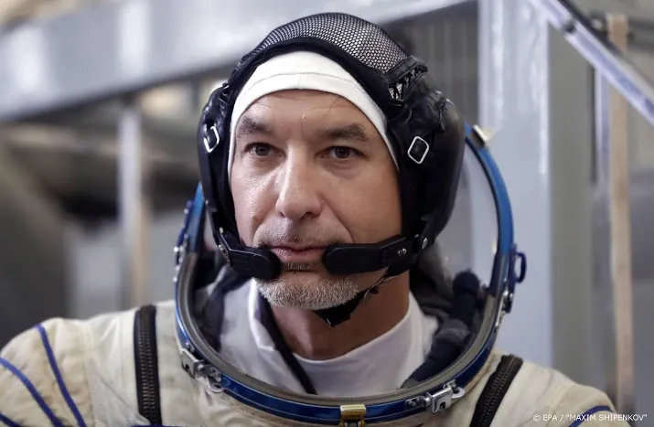 astronaut stuurt robot vanuit iss door hangar