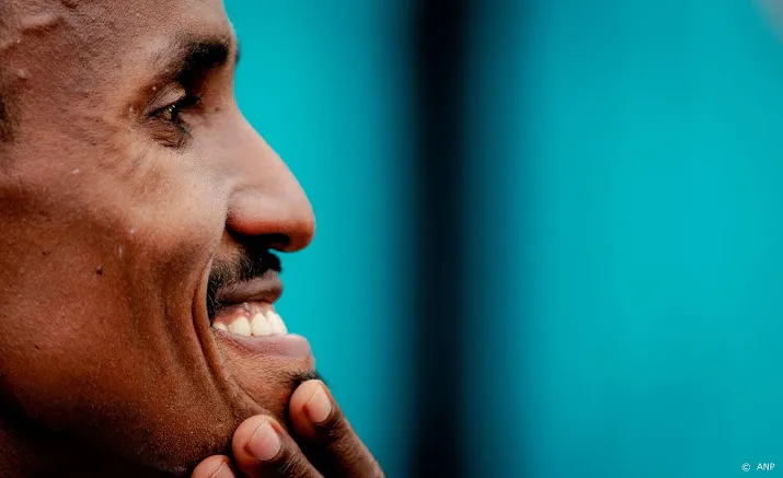 atleet nageeye smacht naar knallen in een marathon