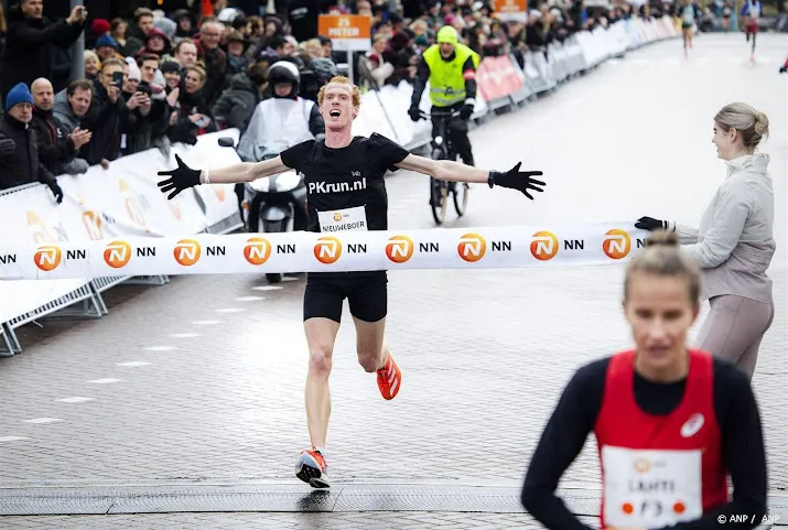 atleet nieuweboer verrast met zege in egmond halve marathon