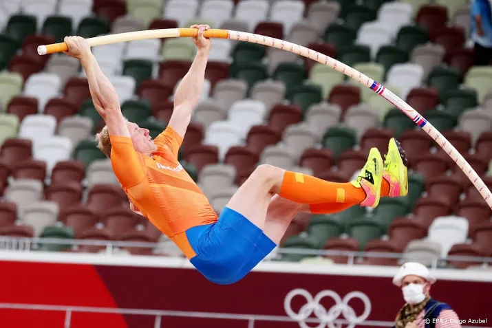 atleet vloon gokt verkeerd met te lichte polsstok