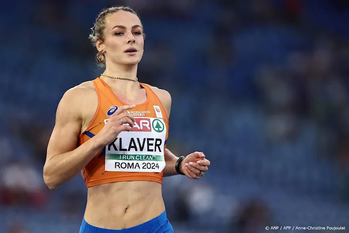 atlete klaver loopt op ek met italiaans gebaar frustraties eruit