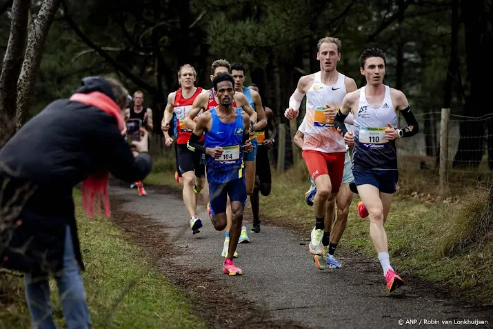 atleten gruppen en douma pakken in schoorl titel op 10 kilometer