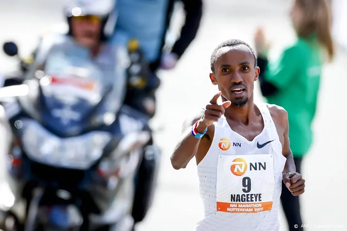 atleten nageeye en choukoud aan start dam tot damloop
