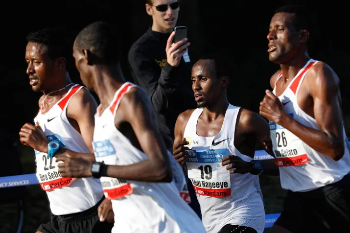 atletenveld marathon amsterdam versterkt
