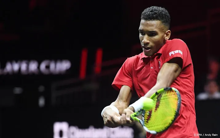 auger aliassime zet team world op voorsprong met zege op djokovic