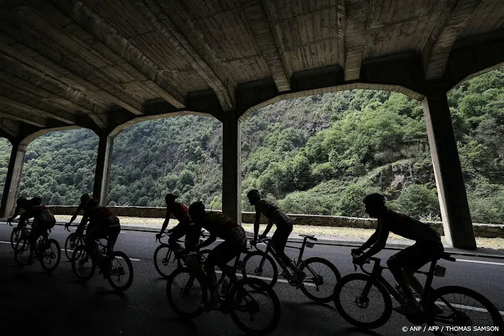 australische bradbury wint zware bergrit giro rooijakkers vierde