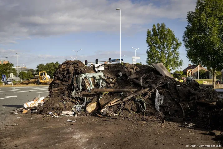 auto rijdt op hooibaal bij a32 niemand gewond