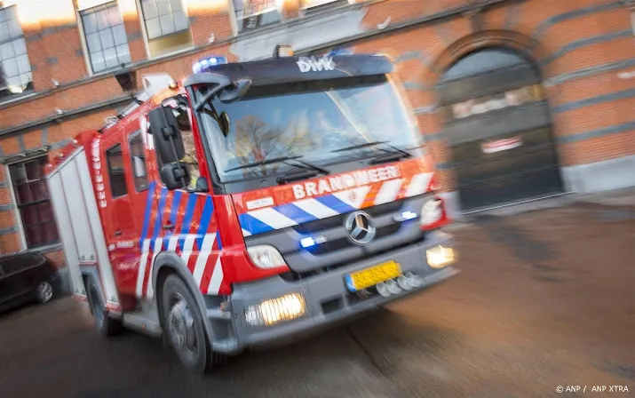 autobedrijf volledig in brand op industrieterrein roosendaal