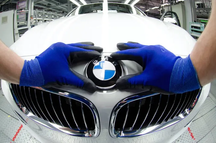 automaker bmw somberder over jaar