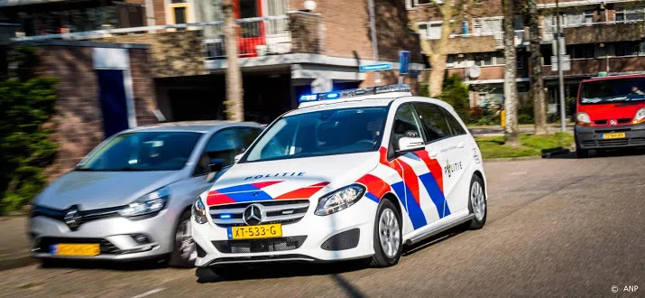 automobilist onder invloed ramt huizen in gouda