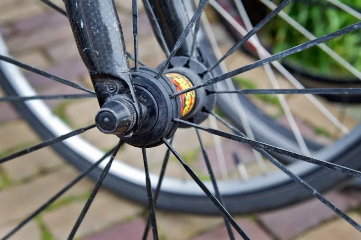 automobilist rijdt fietsster opzettelijk aan