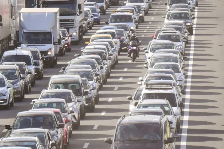 automobilisten massaal tegen verkeer in