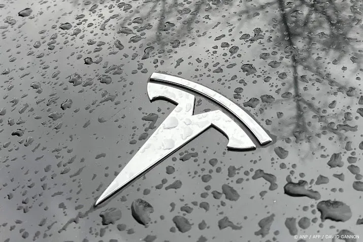 autoproducent tesla werft opnieuw personeel na grote ontslagronde