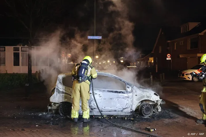 autos in brand en veel mensen op de been in veen