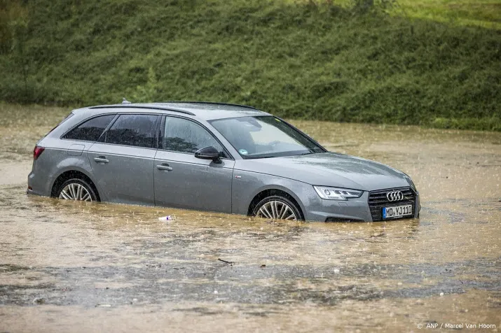 autos stranden in het hoogwater in zuid limburg